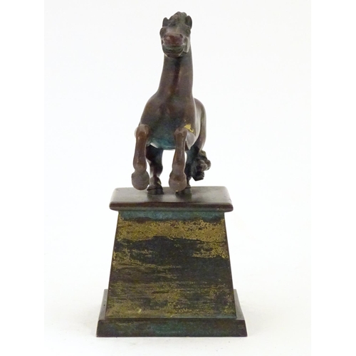 902 - An early 20thC bronze model of a rearing horse, on a tapered plinth base. Approx. 5 3/4