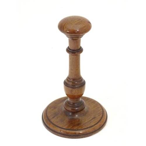 904 - A Georgian treen turned child's wig stand with a circular base. Approx. 5