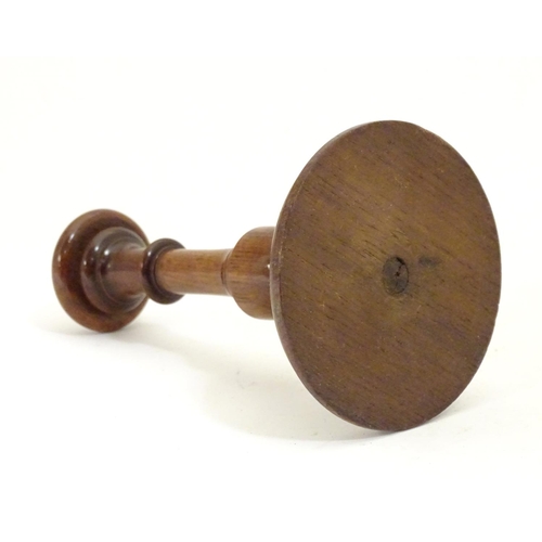 904 - A Georgian treen turned child's wig stand with a circular base. Approx. 5