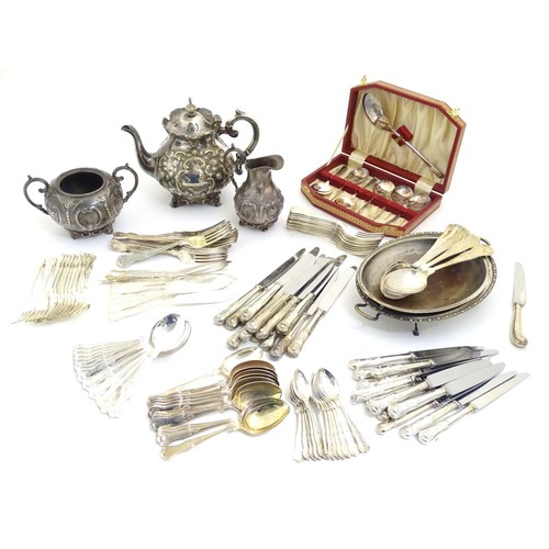 434 - Assorted silver plated items to include flatware etc