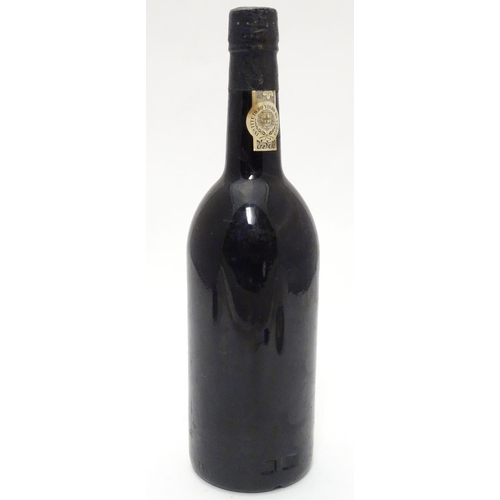 1138 - A 75cl bottle of Warre's 1977 vintage port, 11 1/4