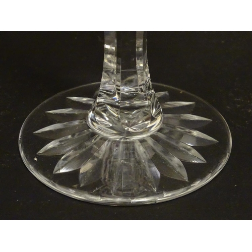 186 - Assorted glassware comprising :  Dartington Crystal daisy butter plate together with a set of 7 cut ... 