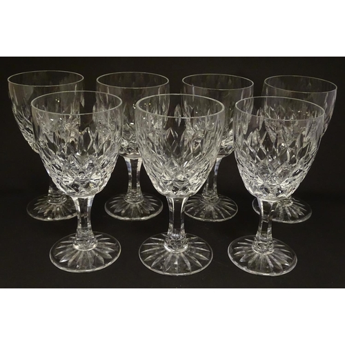 186 - Assorted glassware comprising :  Dartington Crystal daisy butter plate together with a set of 7 cut ... 