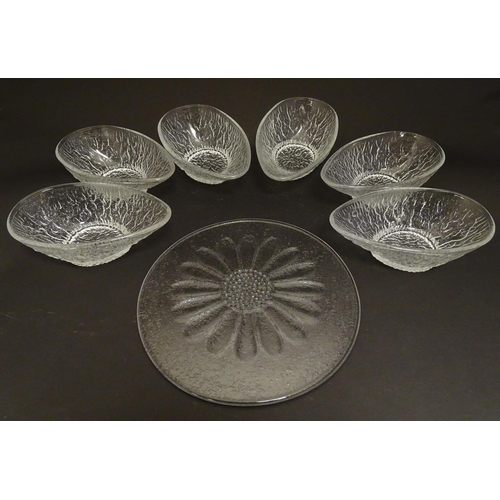 186 - Assorted glassware comprising :  Dartington Crystal daisy butter plate together with a set of 7 cut ... 