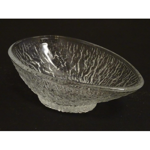 186 - Assorted glassware comprising :  Dartington Crystal daisy butter plate together with a set of 7 cut ... 