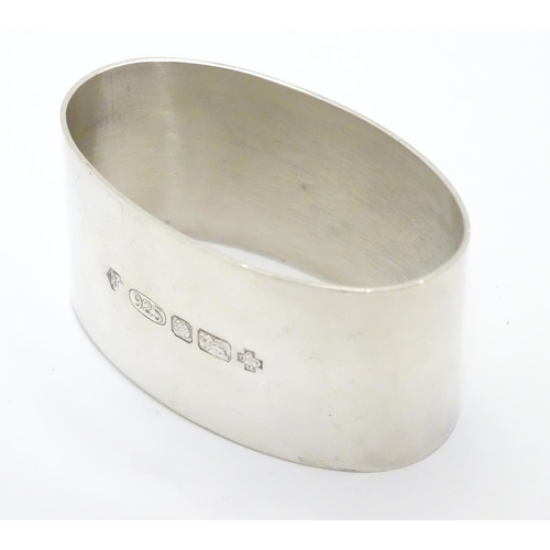 202 - A silver napkin ring of oval form. Hallmarked London 2000 maker Carr's of Sheffield Ltd.