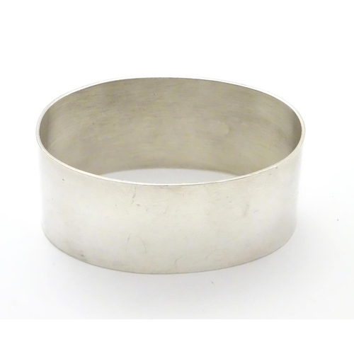 202 - A silver napkin ring of oval form. Hallmarked London 2000 maker Carr's of Sheffield Ltd.