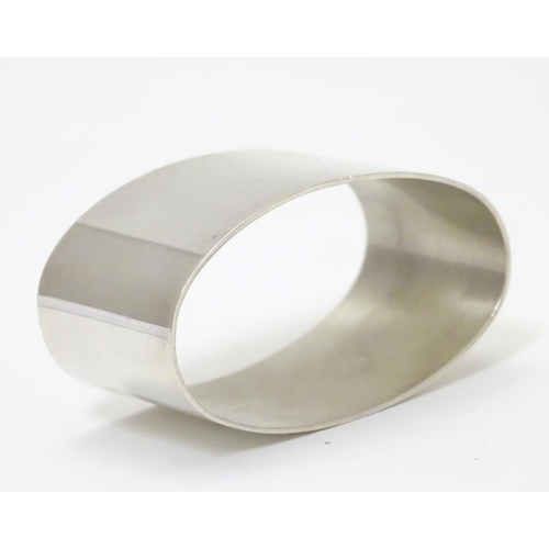 202 - A silver napkin ring of oval form. Hallmarked London 2000 maker Carr's of Sheffield Ltd.