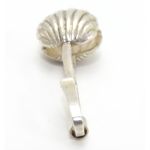 242 - A white metal napkin clip with scallop shell formed grips. 2