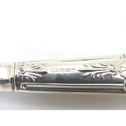 252 - A silver-handled King’s Pattern cheese knife. Hallmarked Birmingham 1993 maker WI Broadway & Co. box... 