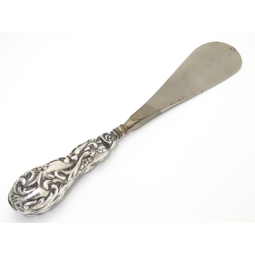 253 - A silver handled shoe horn hallmarked Birmingham 1905.  9