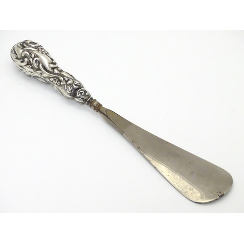 253 - A silver handled shoe horn hallmarked Birmingham 1905.  9