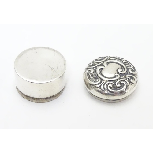 258 - A small silver box of circular form with embossed decoration to lid. Hallmarked Birmingham 1902 make... 