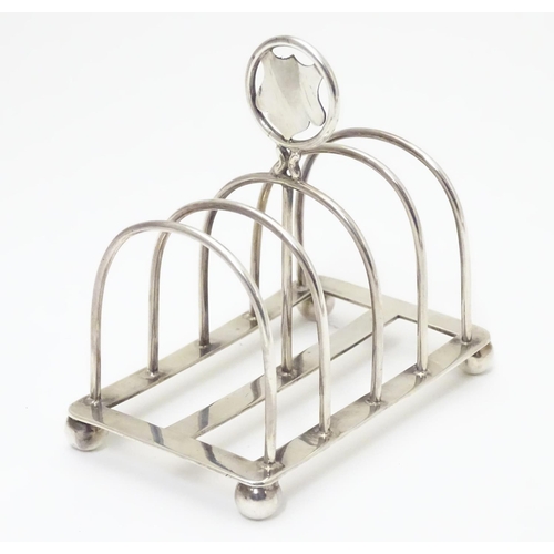 261 - A Victorian silver 5 bar toast rack hallmarked Birmingham 1895 . Approx 4