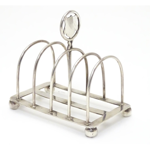 261 - A Victorian silver 5 bar toast rack hallmarked Birmingham 1895 . Approx 4