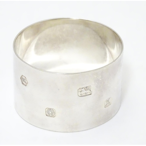 267 - A silver napkin ring hallmarked Sheffield 1997 maker Carr's of Sheffield Ltd. Cased.