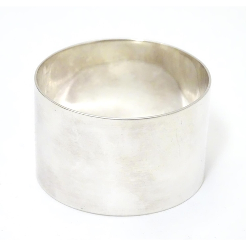 267 - A silver napkin ring hallmarked Sheffield 1997 maker Carr's of Sheffield Ltd. Cased.