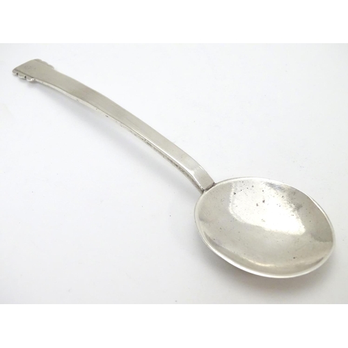 269 - An Art Deco silver jam / preserve spoon. Hallmarked Chester 1947 maker JH. 5 1/4