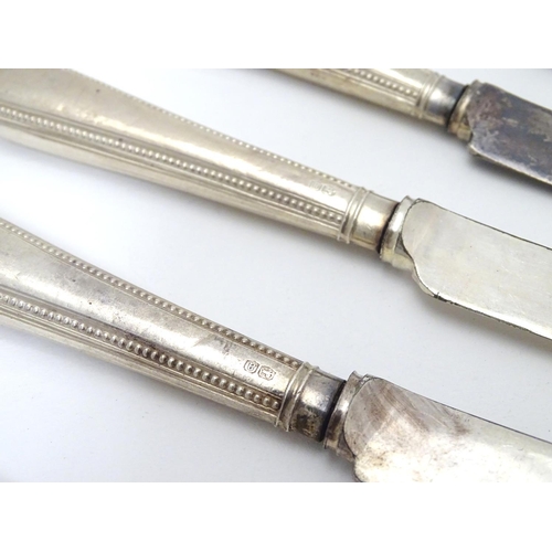 274 - A set of 6 silver handled tea knives. Hallmarked Sheffield 1918. Approx. 7 1/2