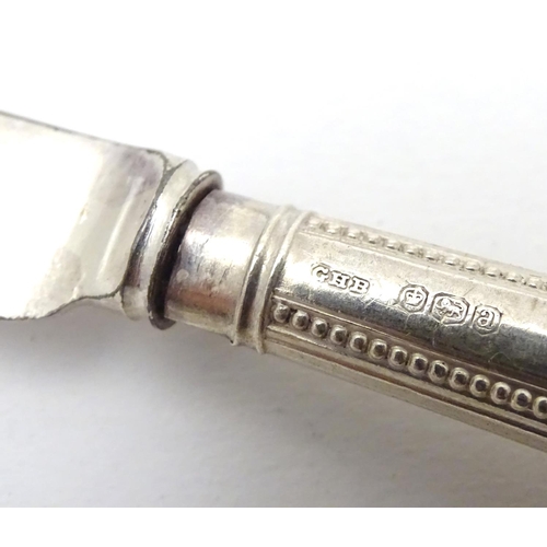 274 - A set of 6 silver handled tea knives. Hallmarked Sheffield 1918. Approx. 7 1/2