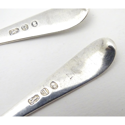 281 - A pair of Geo III Old English pattern teaspoons with bright cut decoration to handles. Hallmarked Lo... 