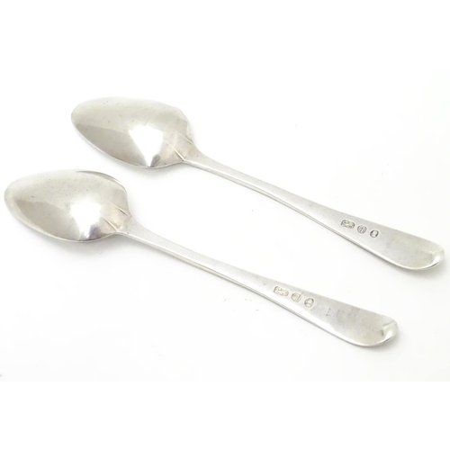 281 - A pair of Geo III Old English pattern teaspoons with bright cut decoration to handles. Hallmarked Lo... 