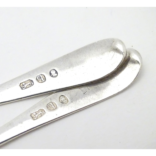 281 - A pair of Geo III Old English pattern teaspoons with bright cut decoration to handles. Hallmarked Lo... 