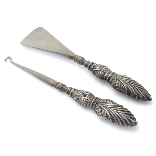 284 - A silver handled shoe horn and button hook. Hallmarked Birmingham 1906 maker Crisford & Norris Ltd. ... 