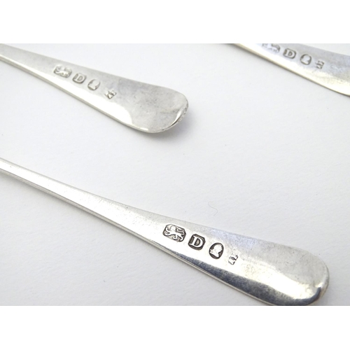 347 - 6 Geo III silver teaspoons with bright cut decoration and shell formed bowls . Hallmarked London 179... 