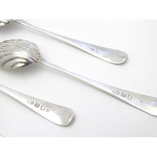 347 - 6 Geo III silver teaspoons with bright cut decoration and shell formed bowls . Hallmarked London 179... 