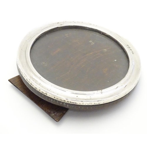 355 - A photograph frame of circular form with silver surround hallmarked Bimringhm1925 maker Sanders & Ma... 