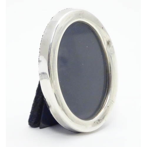 366 - A photograph frame of oval form with silver surround hallmarked Sheffield 1927. Approx 3