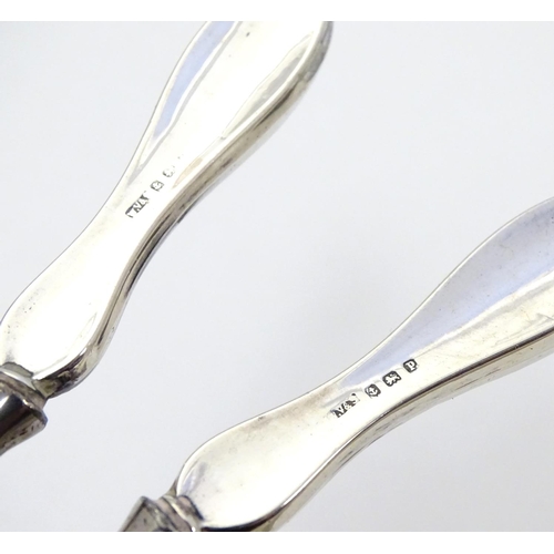 369 - A silver handled shoe horn together with silver handled glove stretcher . the largest 7 1/2