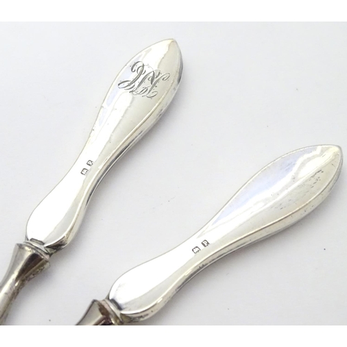 369 - A silver handled shoe horn together with silver handled glove stretcher . the largest 7 1/2