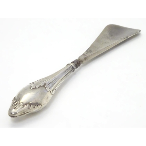 380 - A silver handled shoe horn, the handle with foliate decoration. Hallmarked Birmingham 1915 maker Cri... 