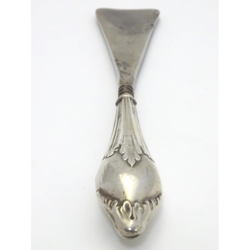 380 - A silver handled shoe horn, the handle with foliate decoration. Hallmarked Birmingham 1915 maker Cri... 