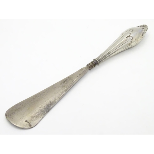 380 - A silver handled shoe horn, the handle with foliate decoration. Hallmarked Birmingham 1915 maker Cri... 