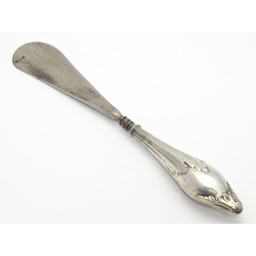 380 - A silver handled shoe horn, the handle with foliate decoration. Hallmarked Birmingham 1915 maker Cri... 