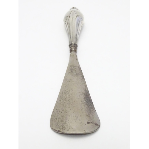 380 - A silver handled shoe horn, the handle with foliate decoration. Hallmarked Birmingham 1915 maker Cri... 