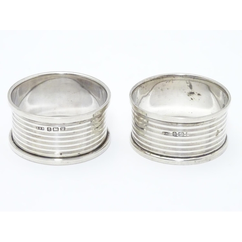 392 - A pair of silver napkin rings with engine turned banded decoration. Hallmarked Birmingham 1921 maker... 