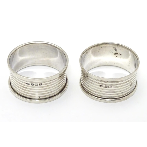 392 - A pair of silver napkin rings with engine turned banded decoration. Hallmarked Birmingham 1921 maker... 