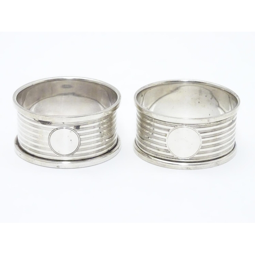 392 - A pair of silver napkin rings with engine turned banded decoration. Hallmarked Birmingham 1921 maker... 