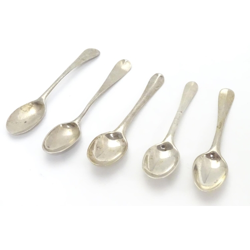 393 - 5 assorted silver and white metal snuff spoons. Each approx. 2 3/4