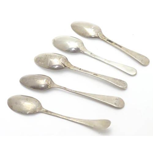 393 - 5 assorted silver and white metal snuff spoons. Each approx. 2 3/4