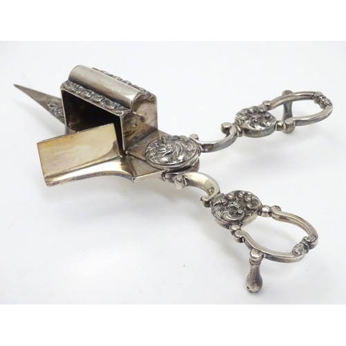 401 - Assorted 19thC and later items to include silver plate grape shears, close plate wick trimmers, and ... 