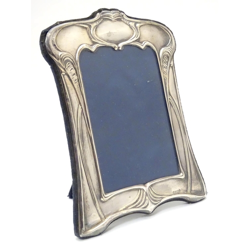 422 - A photograph frame with silver surround having Art Nouveau style decoration. Hallmarked Sheffield 19... 