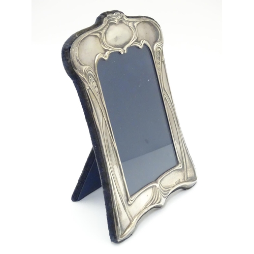 422 - A photograph frame with silver surround having Art Nouveau style decoration. Hallmarked Sheffield 19... 