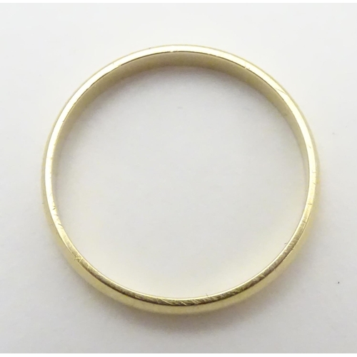 451 - An 18ct gold ring. Approx 1.7g. Ring size approx L 1/2