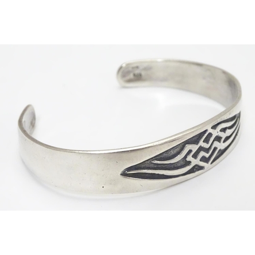 475 - A 925 silver bangle with incised decoration. Bears maker’s mark CAO.