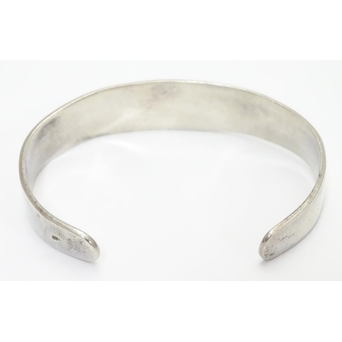 475 - A 925 silver bangle with incised decoration. Bears maker’s mark CAO.